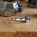 Саморез кровельный с шайбой EPDM Жесть УТ-00002773 оцинкованная сталь, 4.8х50 мм, упаковка 40 шт, контейнер 0.28 л