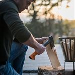 Топор универсальный Fiskars X10 S 1015619, фиберглассовая рукоятка, 1 кг