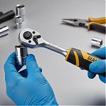 Ключ трещоточный с реверсом Denzel 14031, полупрофессиональный, 1/4", хром